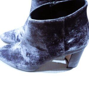 Manolo Blahnik Brusta Lavender Velvet Booties in EU 36 1/2 / US 6 1/2